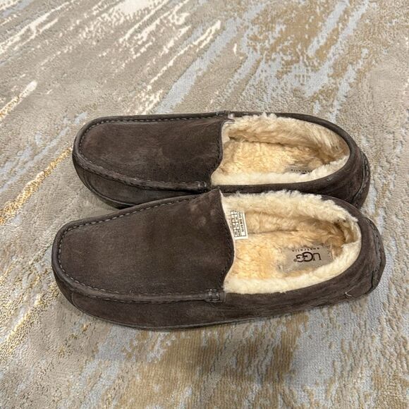 UGG Brown Suede Men's Moccasins size 10 in GUC super comfy - Picture 2 of 8